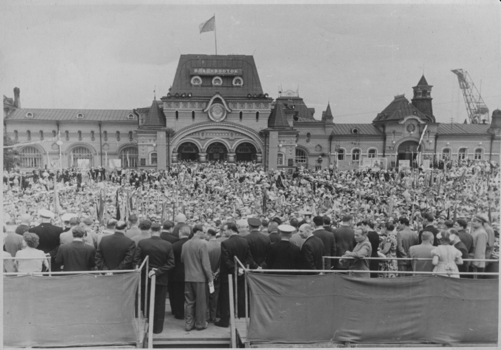 ГАПК. Фотофонд, П-35. Митинг трудящихся на привокзальной площади, посвященный 100-летию г. Владивостока, 1960 г. П-35. Митинг трудящихся на привокзальной площади, посвященный 100-летию г. Владивостока, 1960 г.jpg