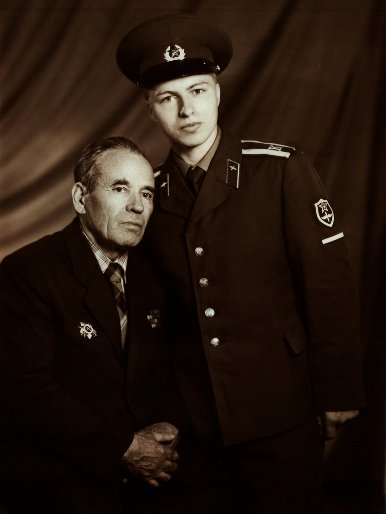 Ф.1560. Оп.1. Д.8. Л.12 1988 г. Черников с внуком Аркадием Ф.1560. Оп.1. Д.8. Л.12 1988 г. Черников с внуком Аркадием