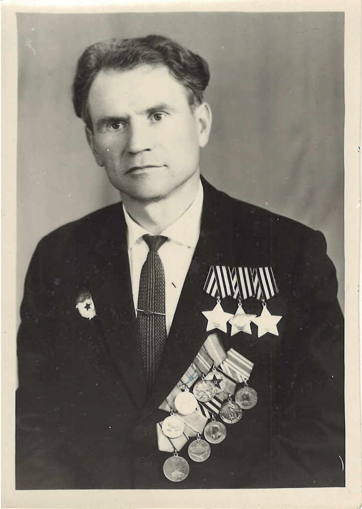 Бондаренко Дмитрий Никифорович – кавалер орденов Славы. 1955 г. ГАПК, фонд Р-1558.Оп.1.Д.3.Л.2. Бондаренко Дмитрий Никифорович – кавалер орденов Славы. 1955 г. ГАПК, фонд Р-1558.Оп.1.Д.3.Л.2.