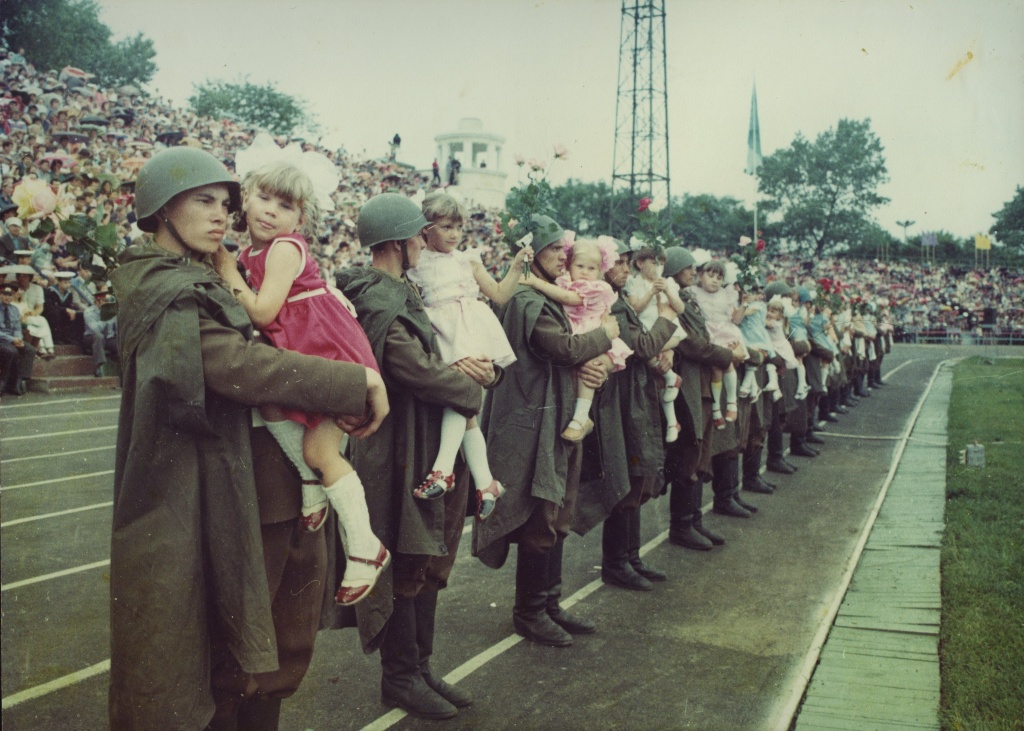 ГАПК. Фотофонд, П-12407. Празднование 125-летия г. Владивостока. Представление группой молодёжи композиции «Воины-освободители с детьми на руках», 1985 г. ГАПК. Фотофонд, П-12407. Празднование 125-летия г. Владивостока. Представление группой молодёжи композиции «Воины-освободители с детьми на руках», 1985 г.