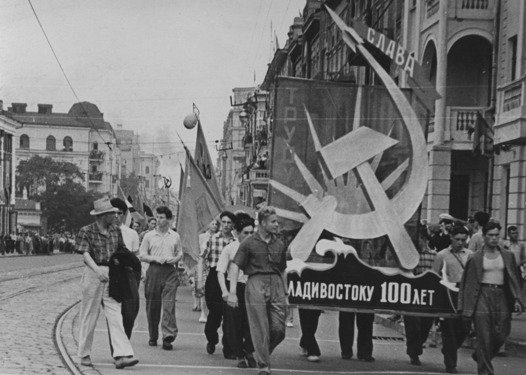ГАПК. Фотофонд, П-435а. Колонна с транспорантом «Владивостоку 100 лет», 1960 г. ГАПК. Фотофонд, П-435а. Колонна с транспорантом «Владивостоку 100 лет», 1960 г.