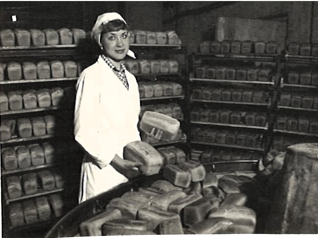 15. Алла Васильевна Власенко технолог Влад. хлебзавод №2, 1986г. 06640 нег..jpg 15. Алла Васильевна Власенко технолог Влад. хлебзавод №2, 1986г. 06640 нег..jpg