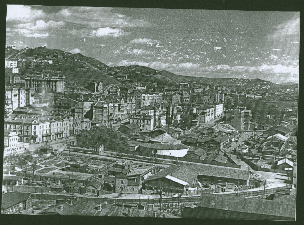 2. ГАПК. Фотофонд. Место будущей площади Вид на цирк Шапито. Конец 1930-1940- гг..jpg 2. ГАПК. Фотофонд. Место будущей площади Вид на цирк Шапито. Конец 1930-1940- гг..jpg