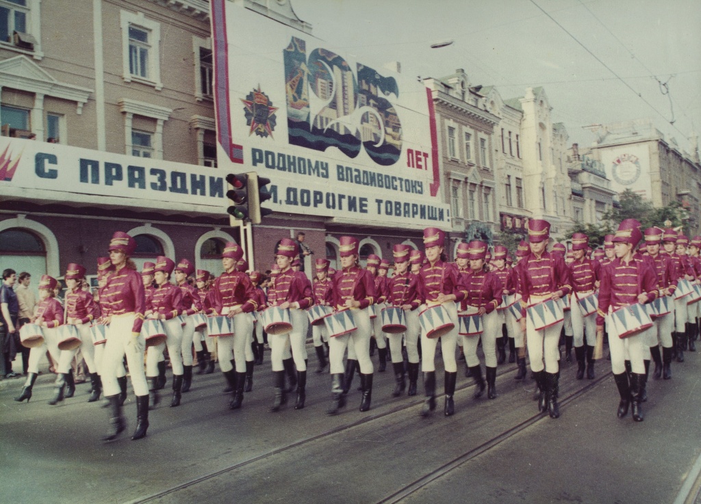 ГАПК. Фотофонд, П-12400. Празднование 125-летия г. Владивостока. Шествие «гусаров» по ул. Ленинской, 1985 г. ГАПК. Фотофонд, П-12400. Празднование 125-летия г. Владивостока. Шествие «гусаров» по ул. Ленинской, 1985 г.